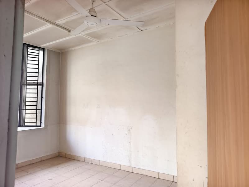 Rumah Teres 1 Tingkat untuk Disewa di Kelapa Sawit (Kulai) - May Low - kulai-house-for-rent-master room.jpg - PropertyGuru.com.my