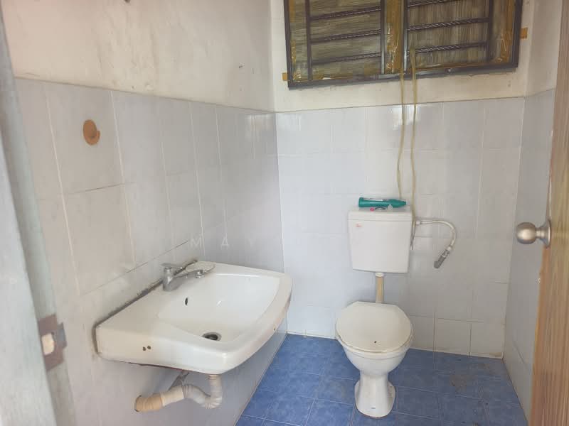 Rumah Teres 1 Tingkat untuk Disewa di Kelapa Sawit (Kulai) - May Low - kulai-house-for-rent-Bathroom.jpg - PropertyGuru.com.my
