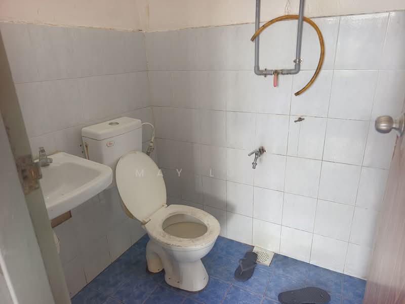 Rumah Teres 1 Tingkat untuk Disewa di Kelapa Sawit (Kulai) - May Low - kulai-house-for-rent-Bathroom.jpg - PropertyGuru.com.my