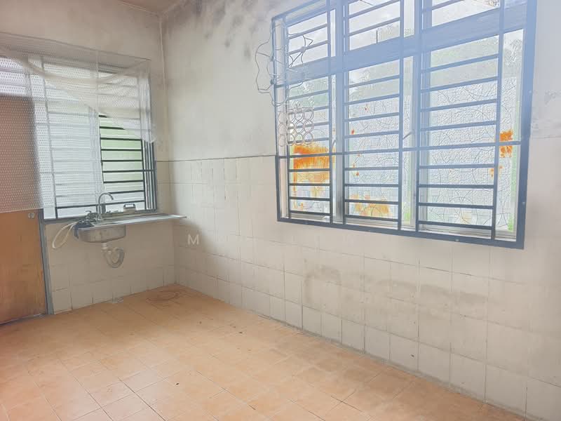 Rumah Teres 1 Tingkat untuk Disewa di Kelapa Sawit (Kulai) - May Low - kulai-house-for-rent-kitchen.jpg - PropertyGuru.com.my