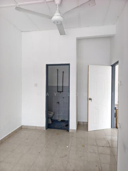 1-storey Terraced House for Rent in Kelapa Sawit (Kulai) - May Low - Kulai Sedenak master room - PropertyGuru.com.my