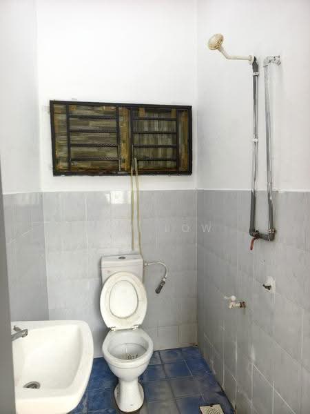 1-storey Terraced House for Rent in Kelapa Sawit (Kulai) - May Low - kulai-house-for-rent-Bathroom.jpg - PropertyGuru.com.my