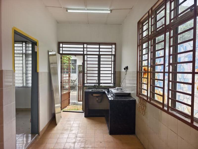 1-storey Terraced House for Rent in Kelapa Sawit (Kulai) - May Low - kulai Sedenak house kitchen - PropertyGuru.com.my
