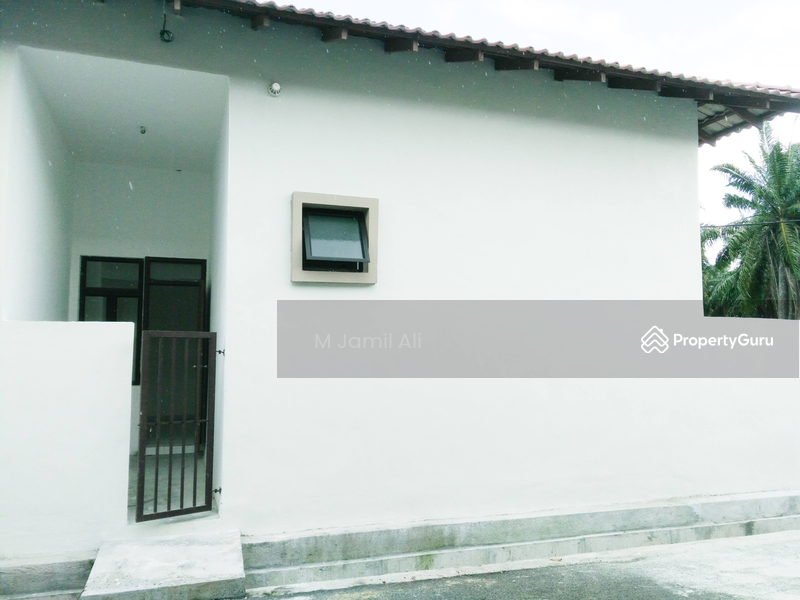 Binaan luas hingga ke Belakang Longkang. Ruang membasuh tertutup. 