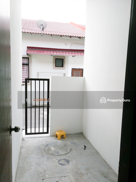 Ruang membasuh tertutup di sebelah dapur basah. 