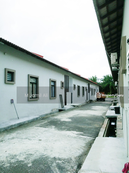 Laluan belakang rumah lebih luas. 