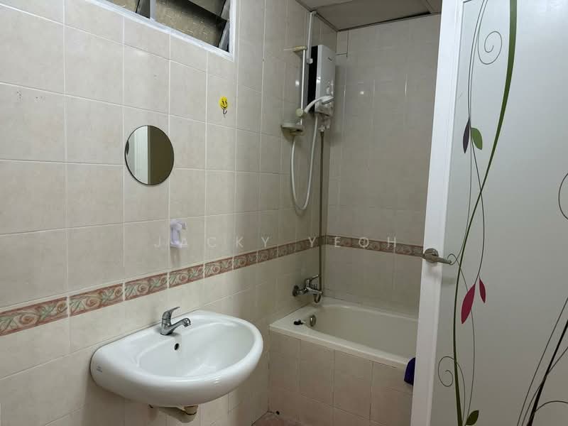 Kondominium untuk Dijual di Putra Place Condominium - Jacky Yeoh - Bathroom - PropertyGuru.com.my