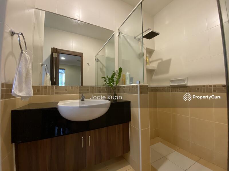 Master Bedroom En-Suite Bath