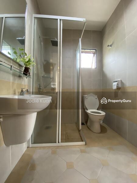 Bathroom 4 (sharing bathroom)