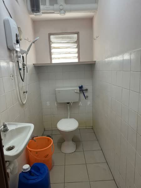 Flat for Rent at Desa Sri Puteri - SL Yap - Bathroom - PropertyGuru.com.my