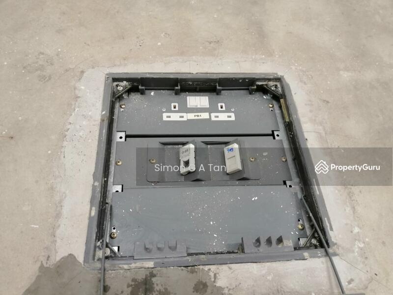 Each underfloor junction box has 2 plug, 1 phone & 1 data point
