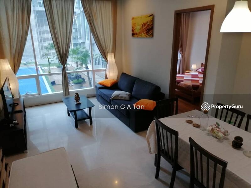 Large 3 seater sofa overlooking pool, spacious mater room, dining area