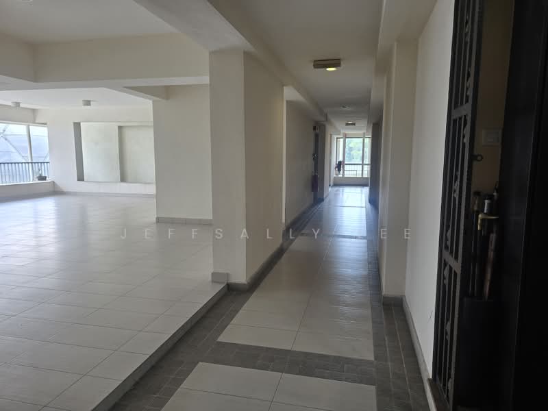 Kondominium untuk Dijual di Saujana Residency - JeffSally Lee - Corridor with open space facing the unit - PropertyGuru.com.my