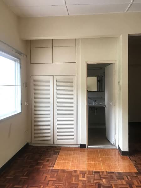 3-storey Terraced House for Rent in Ampang Jaya (Ampang) - Nizam Shoib - Cabinet and toilet at master room - PropertyGuru.com.my