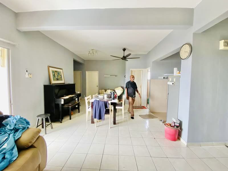 Pangsapuri untuk Dijual di Selesa I Resort Apartment (Pangsapuri Damai Mewah B) - Erin Yusof - Living Room - PropertyGuru.com.my