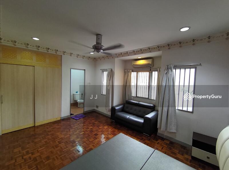2-storey Terraced House for Sale in Kota Kemuning (Shah Alam) - JJ Wang - MASTER BEDROOM WITH WALK IN WARDROBE - PropertyGuru.com.my