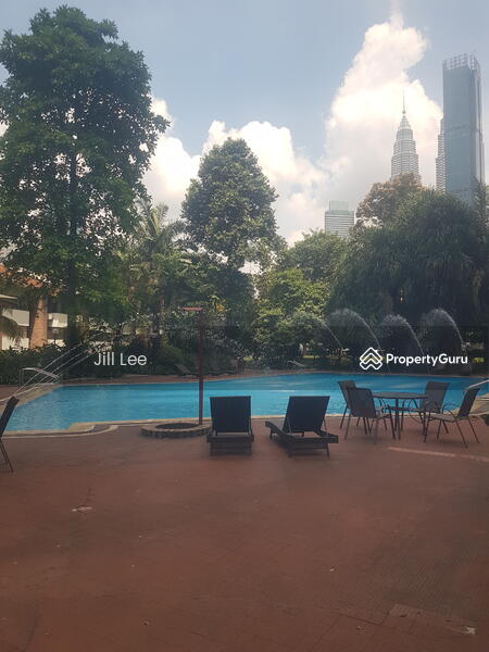 swimming pool with fountains & Twin towers view.
