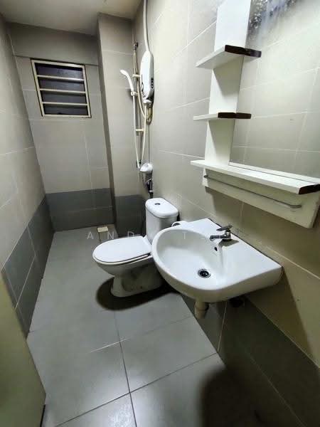 Kediaman Servis untuk Disewa di Alam Sanjung - Andy Tee - Master Bathroom - PropertyGuru.com.my