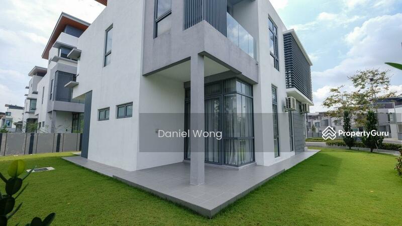 For Sale - Lakeside 3sty Bungalow near golf club only at usj New Township, tight security & safety