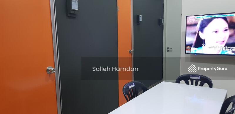 Kediaman Servis untuk Disewa di Tamarind Suites - Salleh Hamdan - A view at the Living area with Smart TV & dining table, each Rooms comes with own TNB meter!!!! - PropertyGuru.com.my