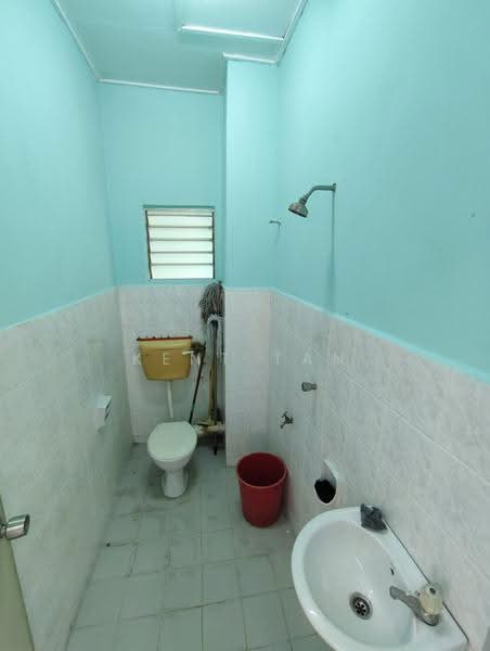 Apartment for Rent at Pinggiran Putra Apartment Equine Park - Kent Tan - Bathroom - PropertyGuru.com.my