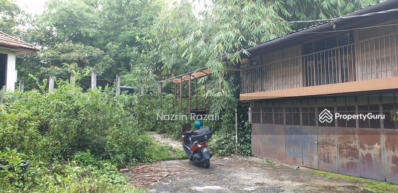 Bungalow for Sale in Hulu Langat (Selangor) - Nazrin Razali - An additional house was built previously, the columns there can be used to built a games room! - PropertyGuru.com.my