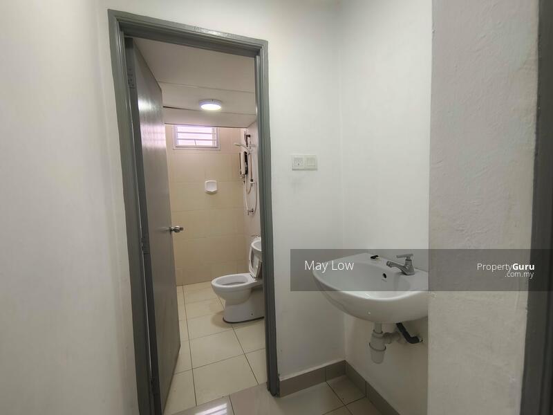 Apartment near Tuas second link, Gelang Patah, Pines Residence - common bathroomby May Low
