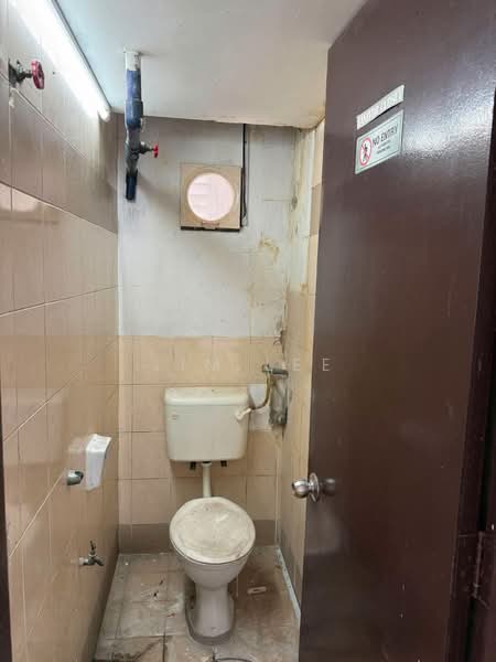 Shop / Office for Rent in Taman Subang Perdana (Sungai Buloh) - Jim Lee - Bathroom - PropertyGuru.com.my