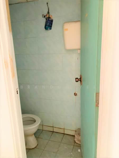 Shop for Sale in Bandar Putra Permai (Seri Kembangan) - Brandon Yee - Bathroom - PropertyGuru.com.my