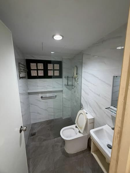 Pangsapuri untuk Disewa di Sunway Court - Sean Lo - Bathroom - PropertyGuru.com.my