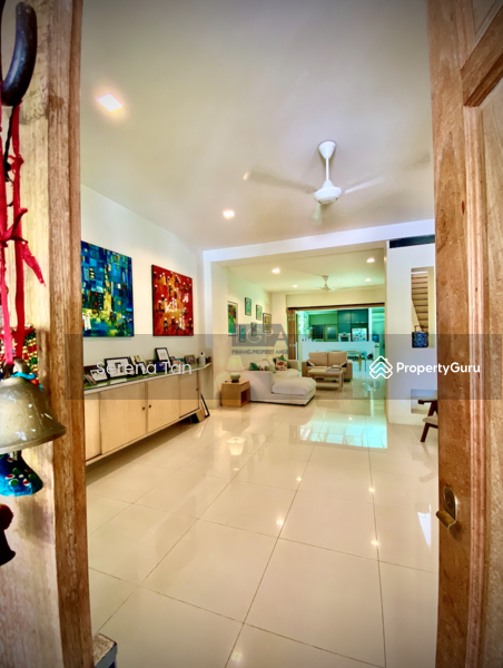 Untuk Dijual - Townhouse on College Square (Medan Maktab) in Pulau Tikus.