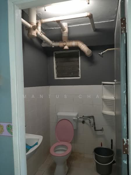 Rumah Flat untuk Disewa di Midah Ria Flat - Mantus Chai - Bathroom - PropertyGuru.com.my
