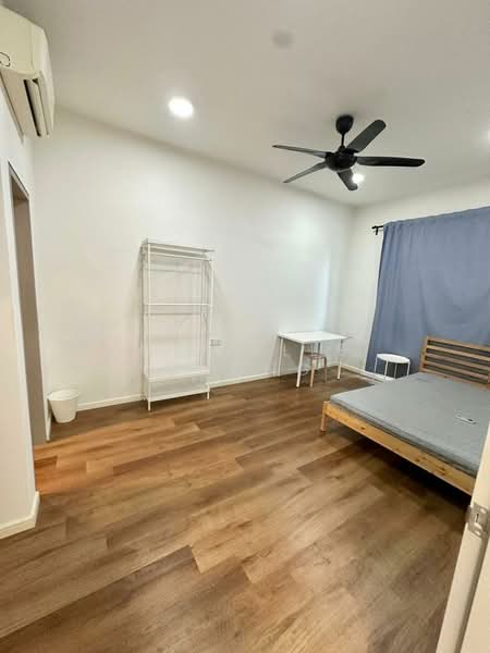 Untuk Disewa - Suasana @ Utropolis