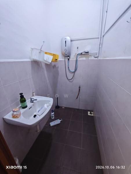 1-storey Terraced House for Rent in Taman Johor Jaya (Johor Bahru) - Sow . - Bathroom - PropertyGuru.com.my