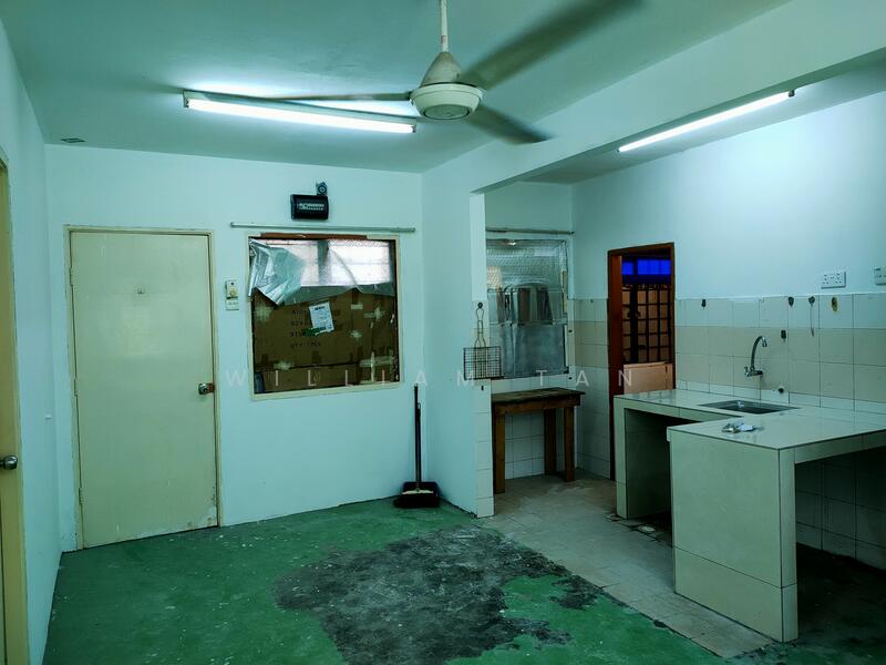 Dining & Kitchen Area