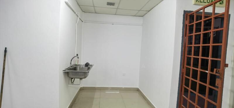 Untuk Disewa - Corner Shop Office Batu 9 Cheras Selangor