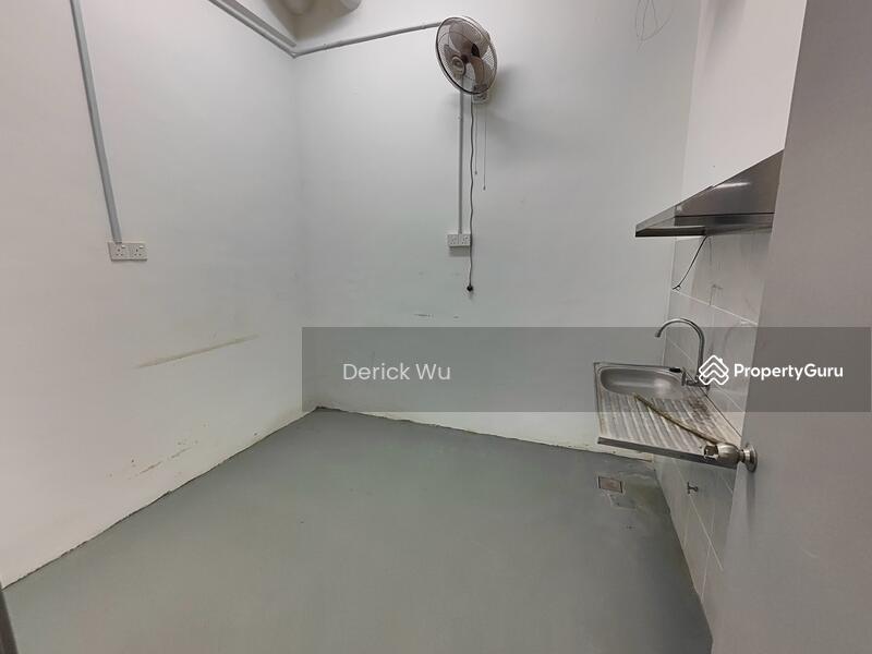 Untuk Disewa - Desa Petaling Ground Floor Shop for Rent. Rental Negotiable.
