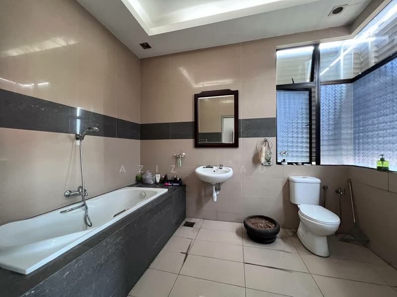 Semi-Detached House for Sale in Taman Villa Putra (Sungai Buloh) - Aziz Saad - Bathroom - PropertyGuru.com.my