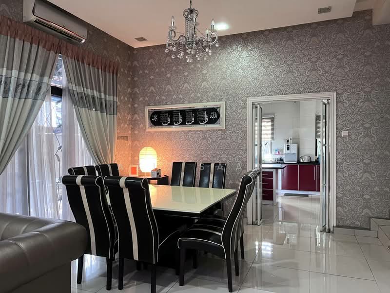 Semi-Detached House for Sale in Taman Villa Putra (Sungai Buloh) - Aziz Saad - Dining Room - PropertyGuru.com.my