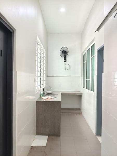 Rumah Teres 2.5-Tingkat untuk Dijual di Taman Bukit Serdang (Seri Kembangan) - Jessie Lee - Kitchen - PropertyGuru.com.my