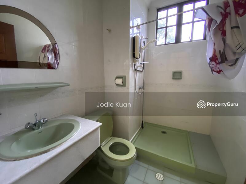 Bathroom 2 with standing shower 