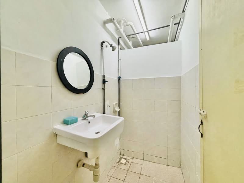 Rumah Flat untuk Disewa di Sri Penara - Erin Yusof - Bathroom - PropertyGuru.com.my