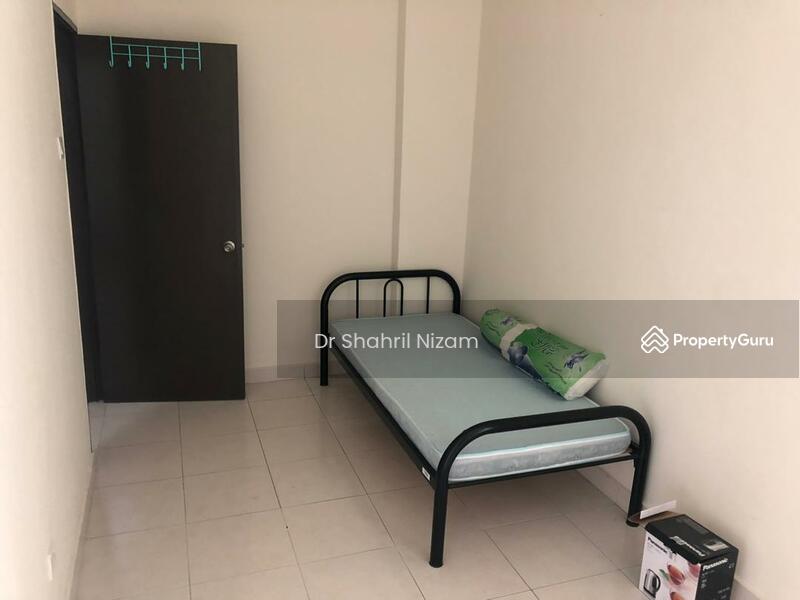 Apartment Swimming Pool Residensi Warnasari 2 Puncak Alam, Bandar