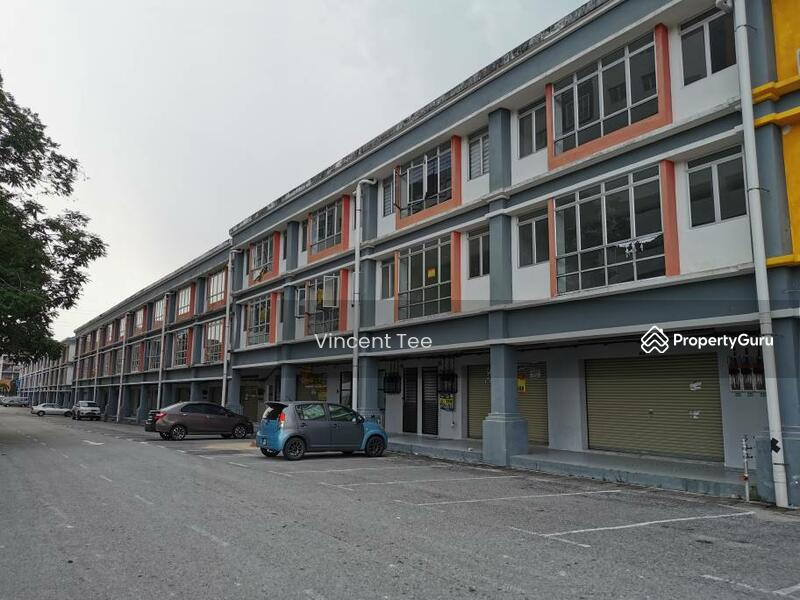 Untuk Disewa - Three Storey Shop 22 x 70 Salak Tinggi Sepang