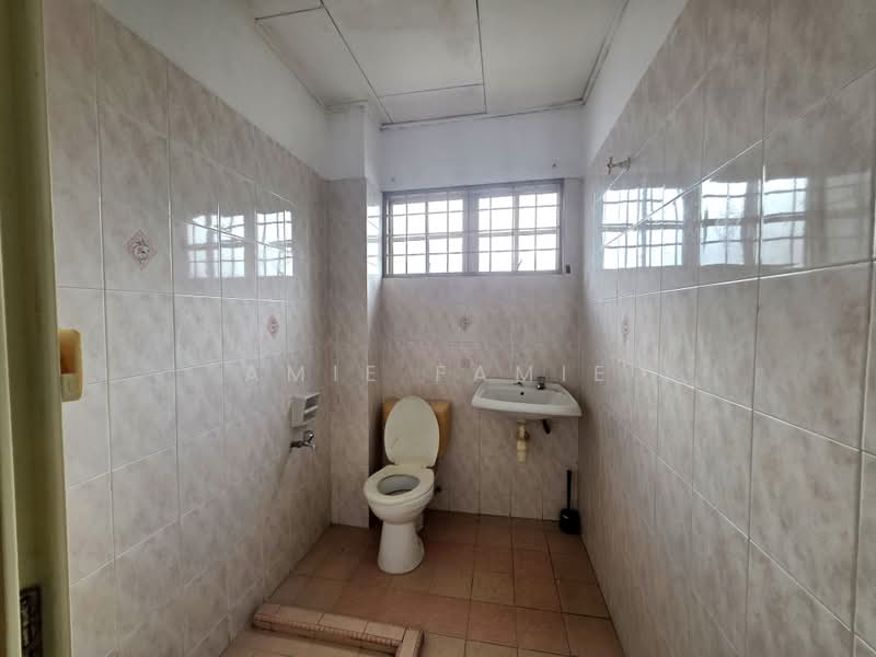 2-storey Terraced House for Sale in Taman Kajang Mewah (Kajang) - Amie Famie - Bathroom - PropertyGuru.com.my