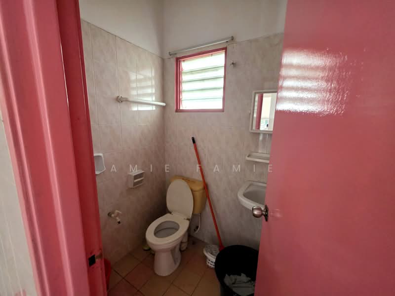 2-storey Terraced House for Sale in Taman Kajang Mewah (Kajang) - Amie Famie - Bathroom - PropertyGuru.com.my