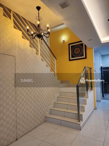 Untuk Dijual - TRIPLE STOREY INTERMEDIATE LINK HOUSE LOCATED AT SAUJANA PUCHONG, BANDAR PUCHONG PERMAI, PUCHONG.