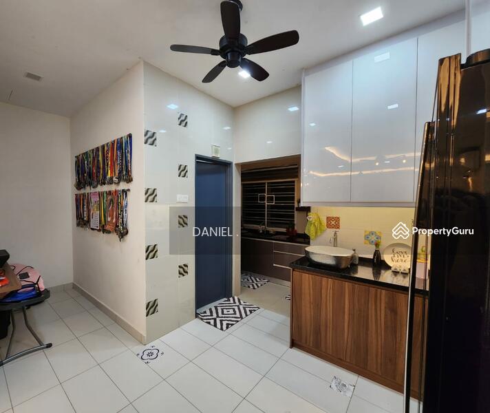 Untuk Dijual - TRIPLE STOREY INTERMEDIATE LINK HOUSE LOCATED AT SAUJANA PUCHONG, BANDAR PUCHONG PERMAI, PUCHONG.
