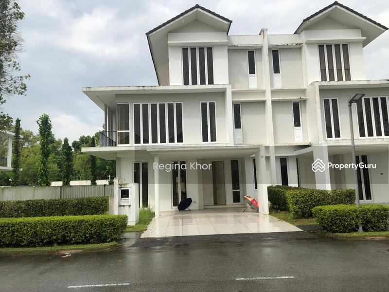 Emerald Bay Puteri Harbour, 1 Persiaran Bayu Delima, Emerald Bay