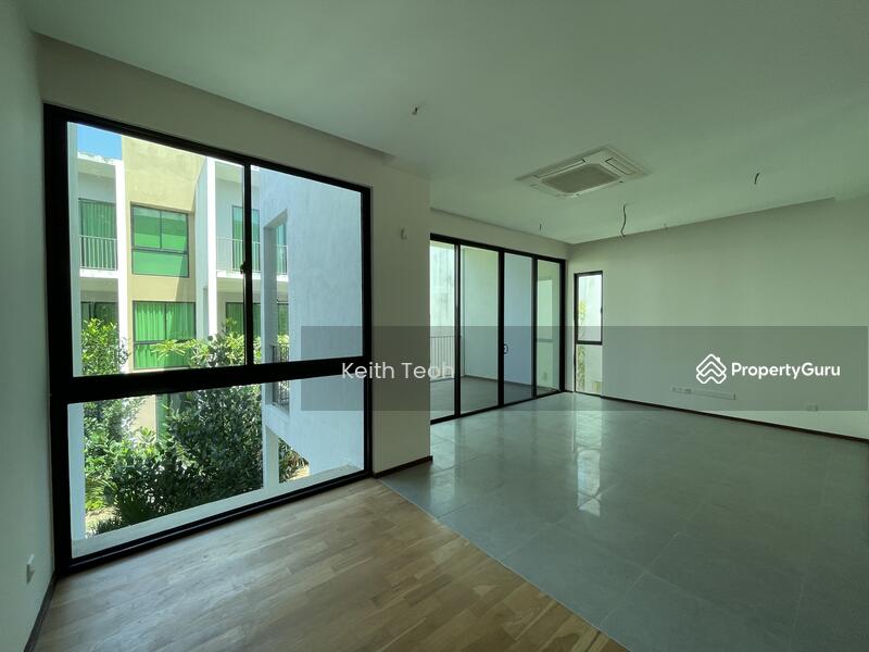 Dining area with balcony 